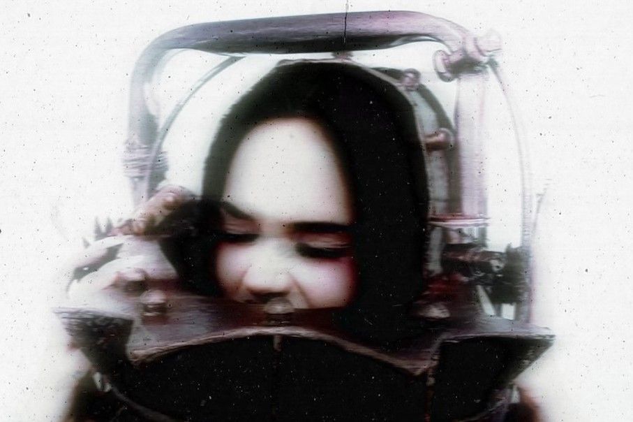 Maggie Lindemann Reveals "HEADSPLIT" EP Release Date